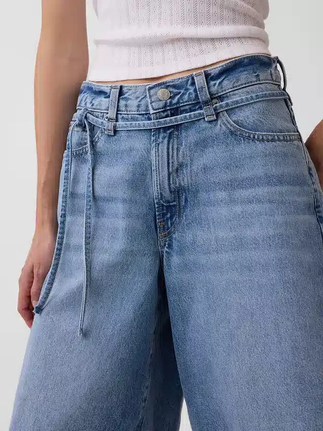 11" Mid-Rise-Denim-Shorts mit Micro-Gürtel und Longline-Schnitt