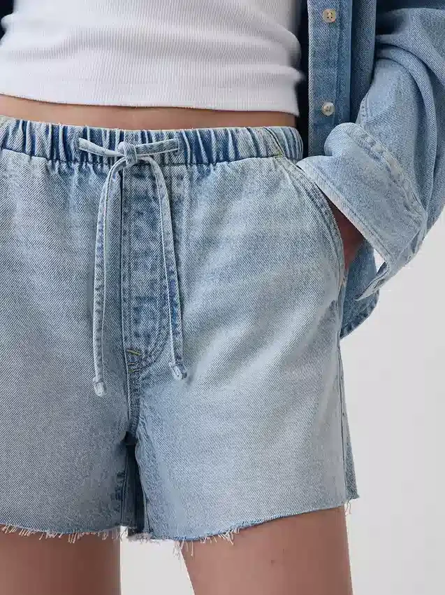 3,5“ ultraweiche, tief sitzende Easy-Denim-Shorts