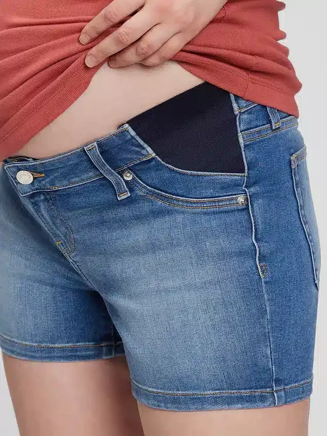 4" Denim-Shorts mit Einsatz für Umstandsmode