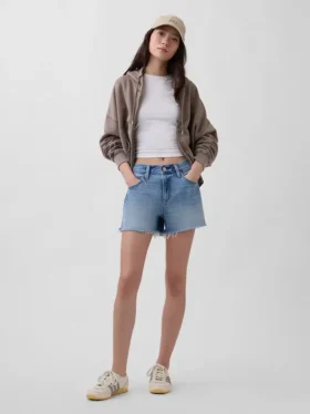 4" Mid Rise, ultraweiche, locker sitzende Shorts mit abgeschnittenem Saum