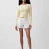 4" Mid Rise, ultraweiche, locker sitzende Shorts mit abgeschnittenem Saum