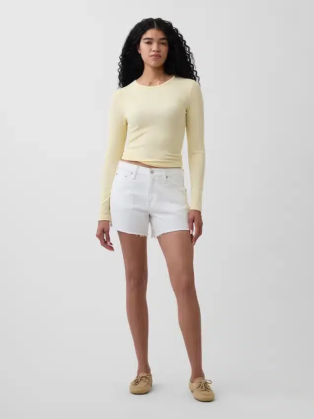 4" Mid Rise, ultraweiche, locker sitzende Shorts mit abgeschnittenem Saum