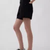 4" Mid Rise, ultraweiche, locker sitzende Shorts mit abgeschnittenem Saum