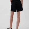 4" Mid Rise, ultraweiche, locker sitzende Shorts mit abgeschnittenem Saum