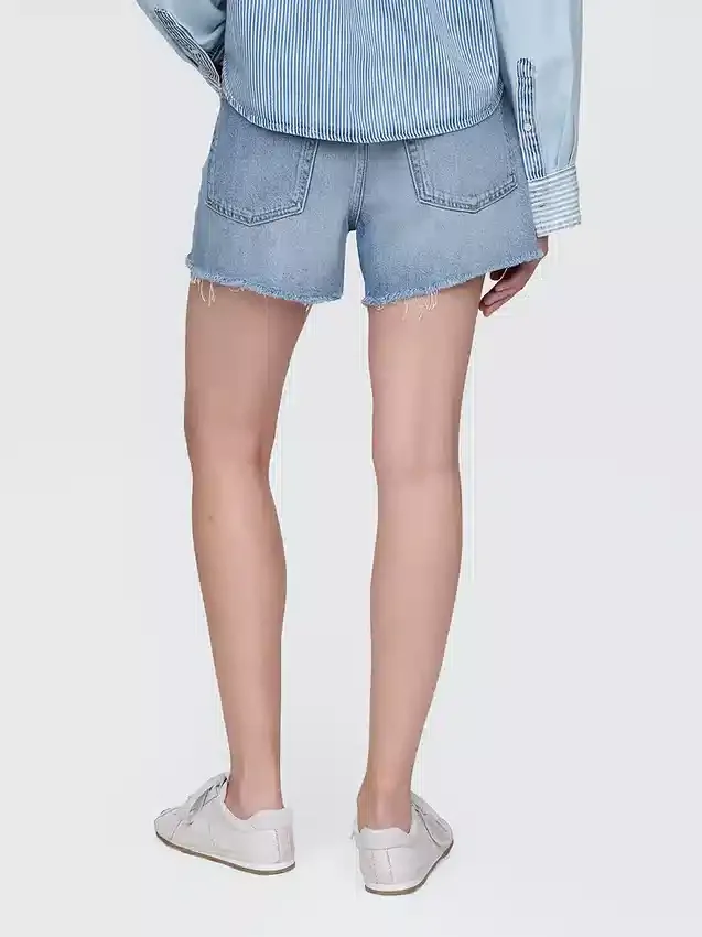 4" Mid Rise, ultraweiche, locker sitzende Shorts mit abgeschnittenem Saum