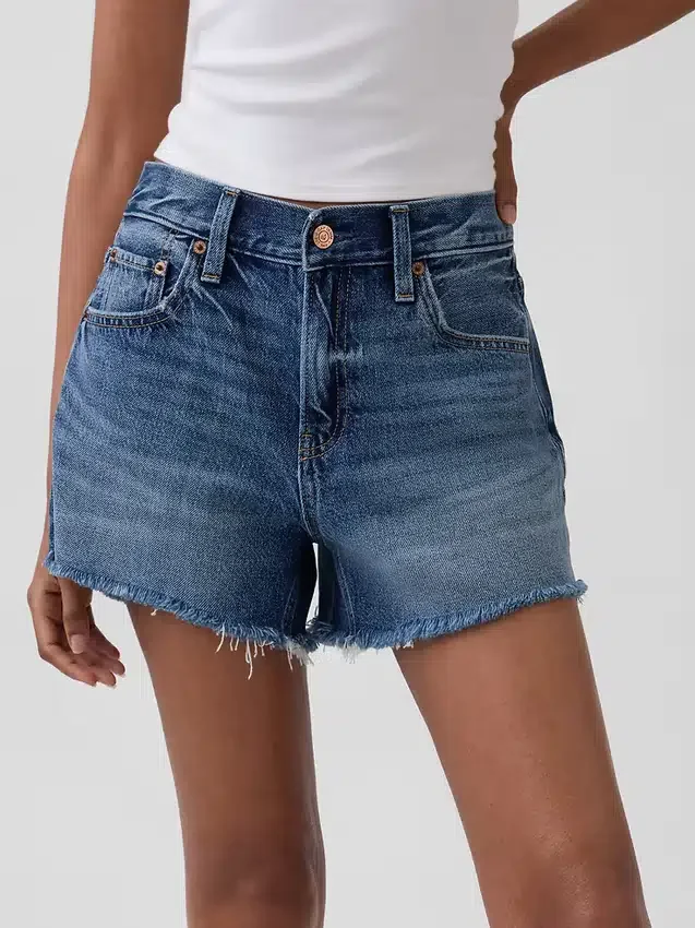 4" Mid Rise, ultraweiche, locker sitzende Shorts mit abgeschnittenem Saum