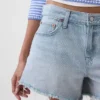 4" Mid Rise, ultraweiche, locker sitzende Shorts mit abgeschnittenem Saum