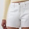 4" Mid Rise, ultraweiche, locker sitzende Shorts mit abgeschnittenem Saum