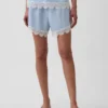 4" Shorts aus Leinenmischung mit mittlerer Leibhöhe und Spitzenbesatz