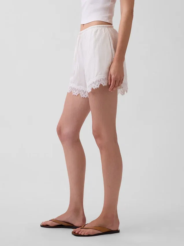 4" Shorts aus Leinenmischung mit mittlerer Leibhöhe und Spitzenbesatz