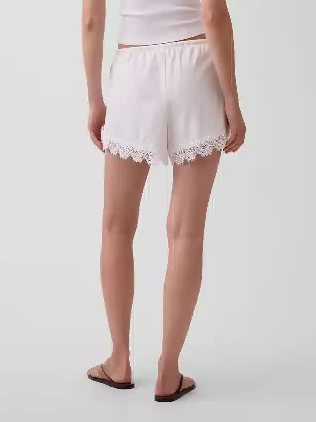 4" Shorts aus Leinenmischung mit mittlerer Leibhöhe und Spitzenbesatz
