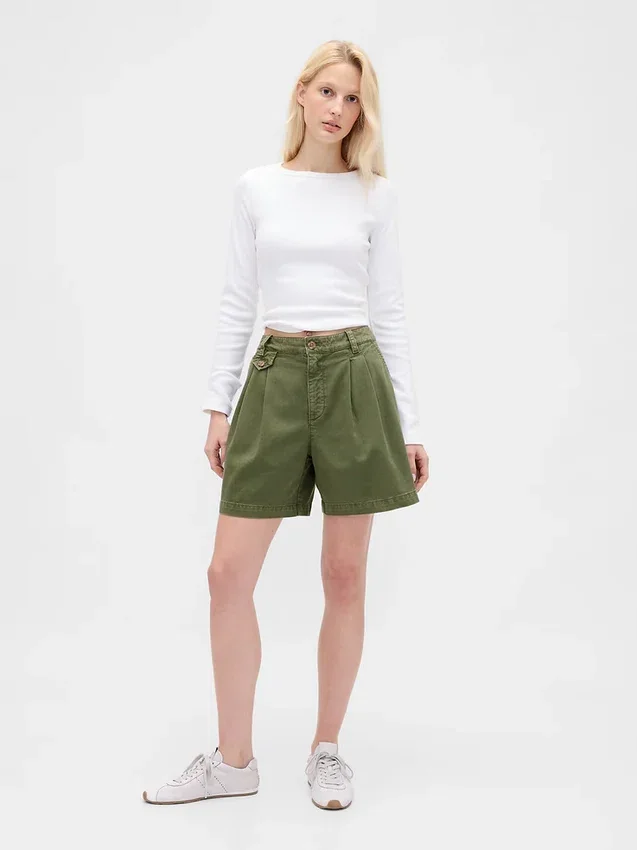 6" kurze Plissee-Shorts aus Twill mit mittlerer Leibhöhe