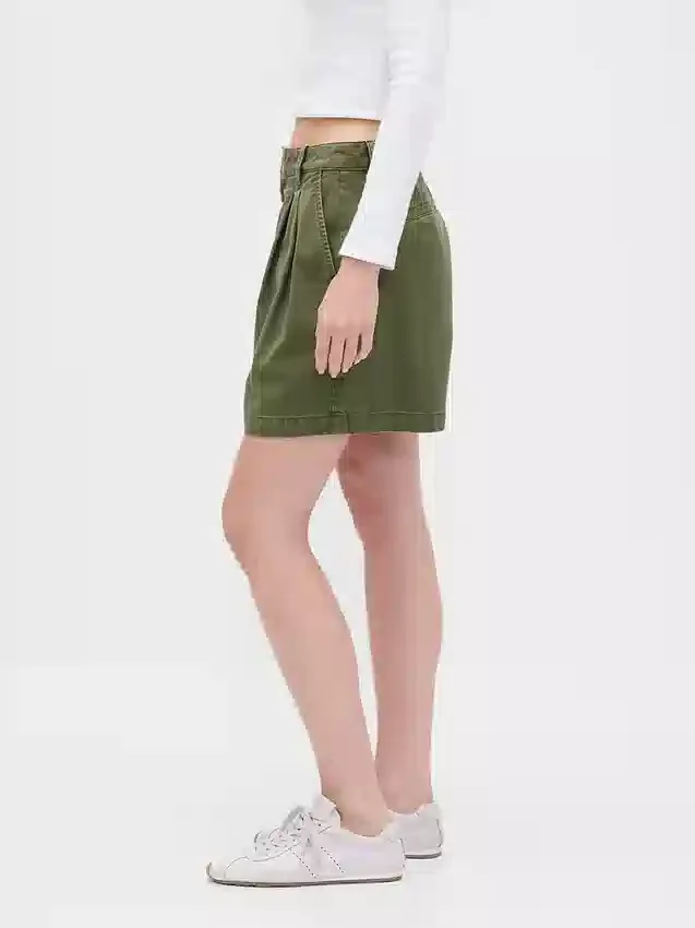 6" kurze Plissee-Shorts aus Twill mit mittlerer Leibhöhe