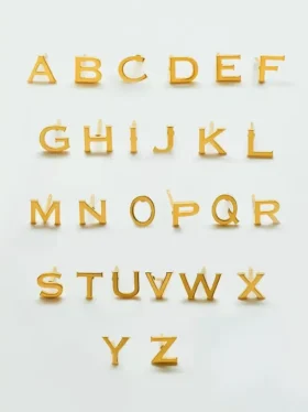 Admiral Row Gold-Initialen-Ohrringe