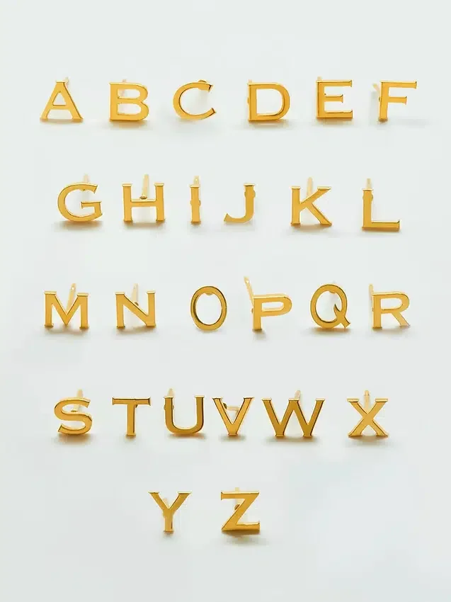 Admiral Row Gold-Initialen-Ohrringe