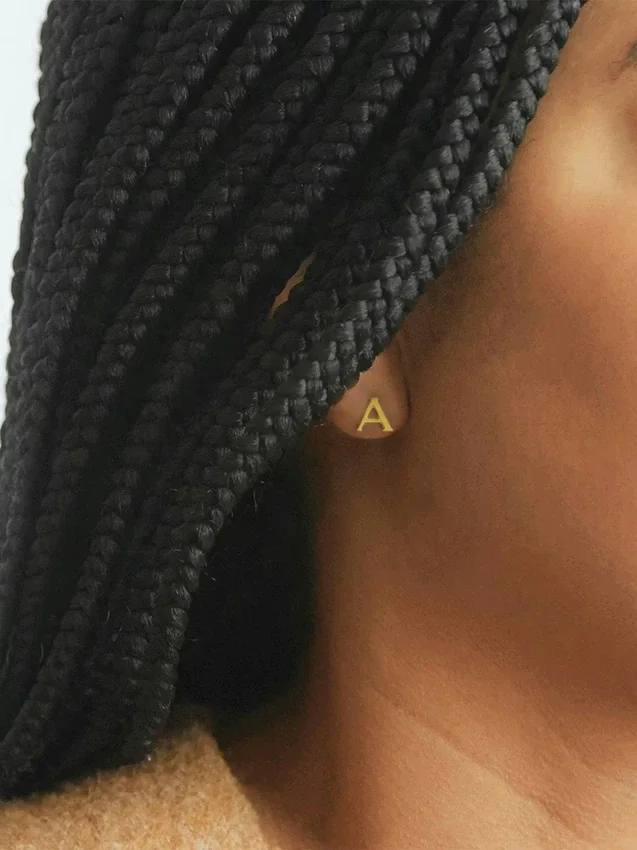 Admiral Row Gold-Initialen-Ohrringe