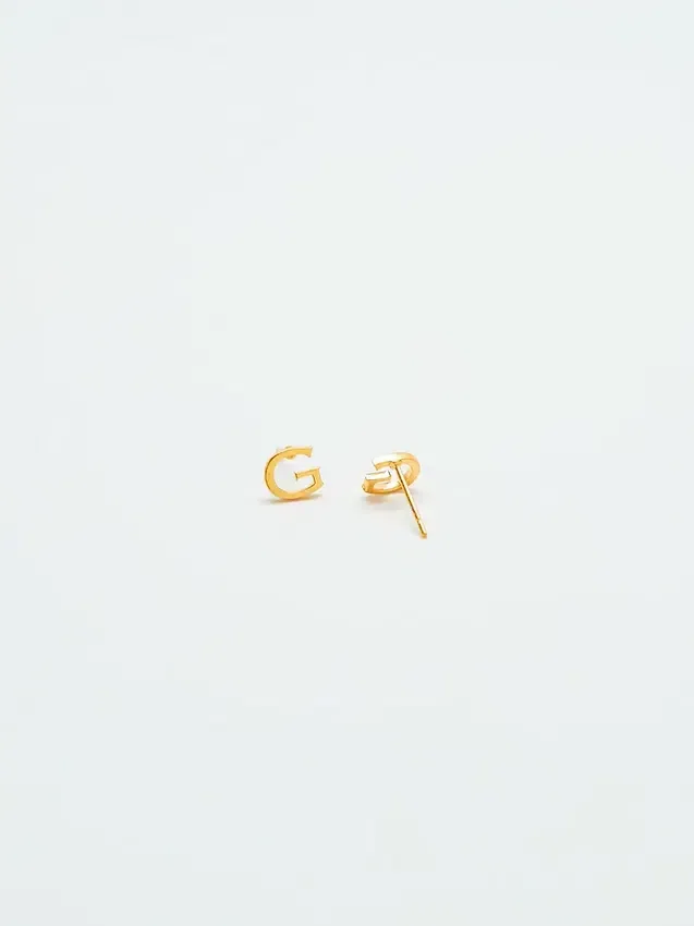 Admiral Row Gold-Initialen-Ohrringe