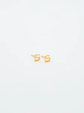 Admiral Row Gold-Ohrringe mit Initialen