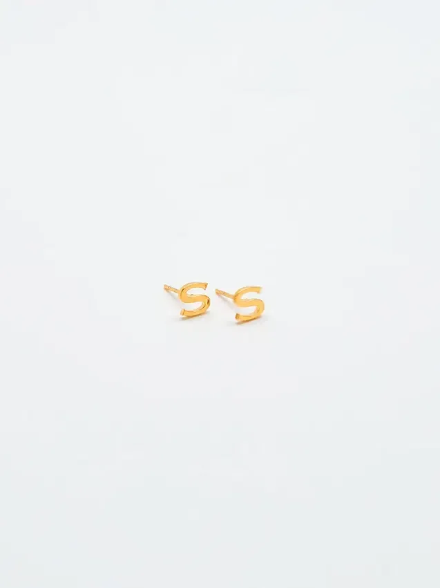 Admiral Row Gold-Ohrringe mit Initialen