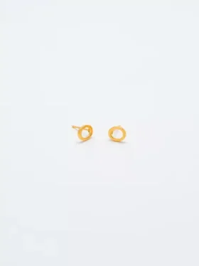 Admiral Row Gold-Ohrringe mit Initialen