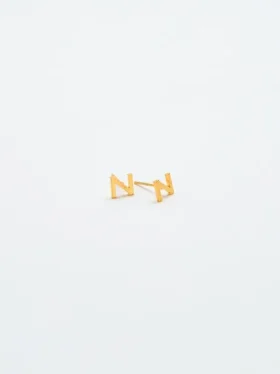 Admiral Row Gold-Ohrringe mit Initialen