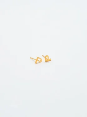 Admiral Row Gold-Ohrringe mit Initialen