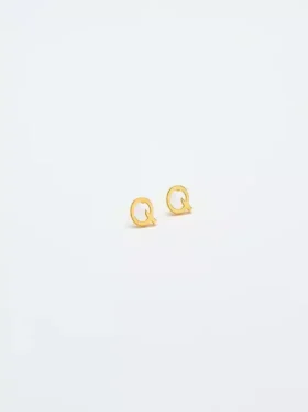 Admiral Row Gold-Ohrringe mit Initialen
