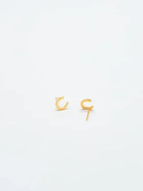 Admiral Row Gold-Ohrringe mit Initialen