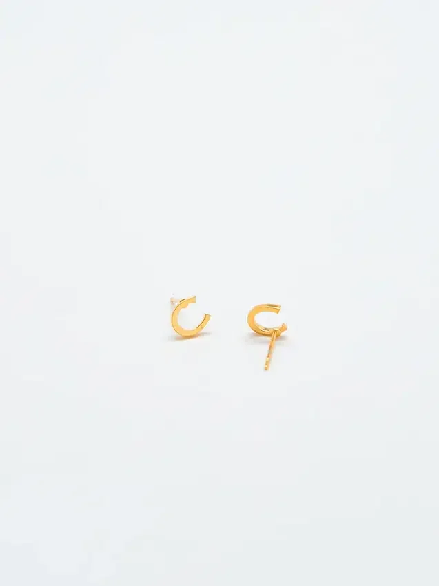 Admiral Row Gold-Ohrringe mit Initialen
