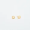Admiral Row Gold-Ohrringe mit Initialen