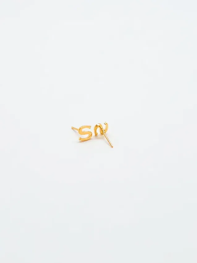 Admiral Row Gold-Ohrringe mit Initialen