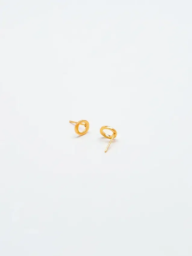 Admiral Row Gold-Ohrringe mit Initialen