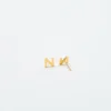 Admiral Row Gold-Ohrringe mit Initialen