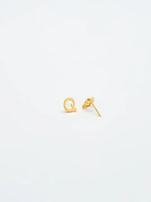Admiral Row Gold-Ohrringe mit Initialen