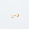 Admiral Row Gold-Ohrringe mit Initialen