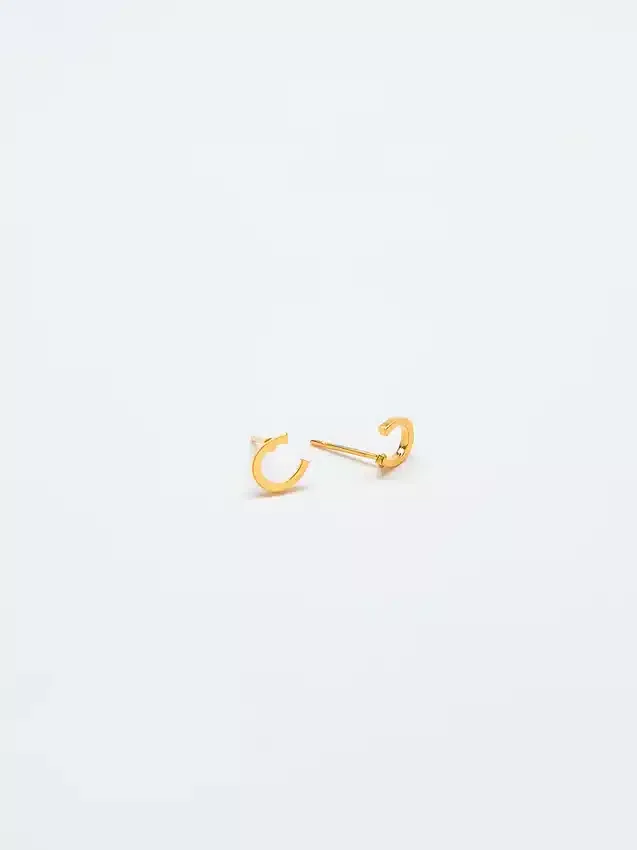 Admiral Row Gold-Ohrringe mit Initialen