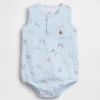 Baby-Body aus Baumwollgaze im Henley-Stil mit Tasche