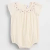 Baby-Body mit Smokarbeit und Blumenmuster