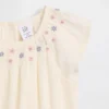 Baby-Body mit Smokarbeit und Blumenmuster