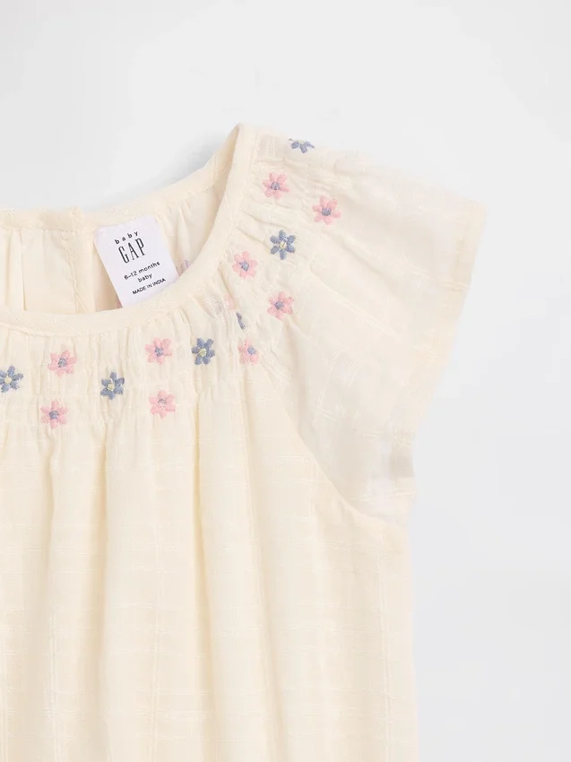 Baby-Body mit Smokarbeit und Blumenmuster