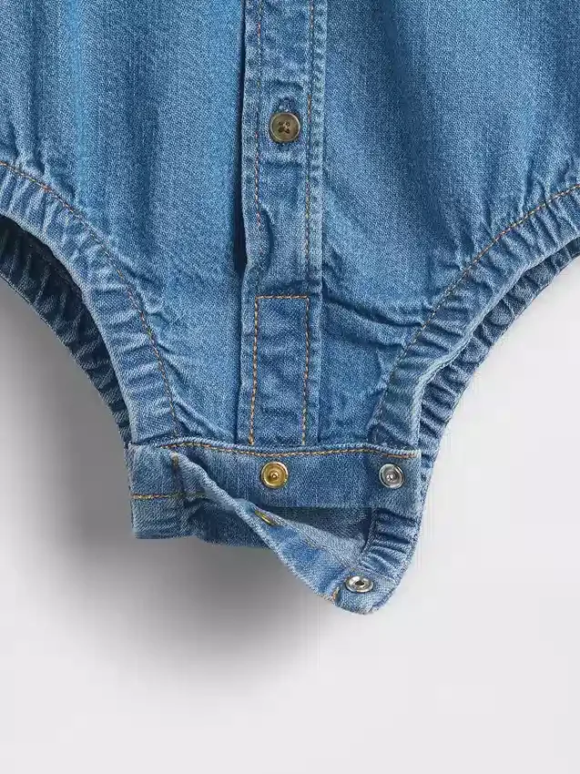 Baby-Bodys aus Denim mit Knopfleiste