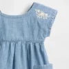 Baby-Denim-Kleid mit aufgestickten Taschen