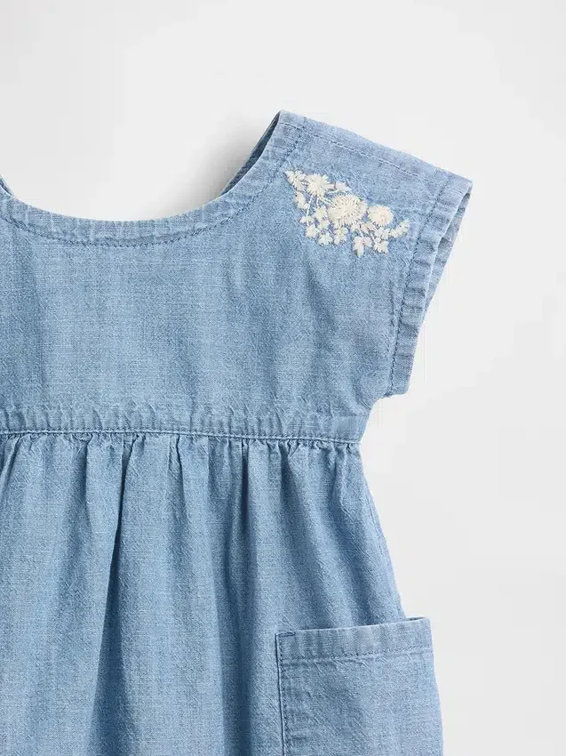 Baby-Denim-Kleid mit aufgestickten Taschen