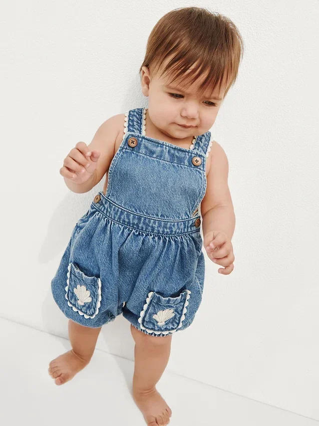 Baby-Jeans-Latzhose mit aufgesetzten Taschen