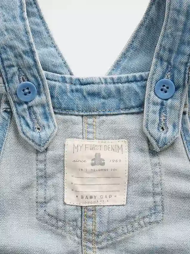 Baby-Jeans-Latzhose mit Blumenstickerei