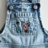 Baby-Jeans-Latzhose mit Winnie-Puuh-Motiv