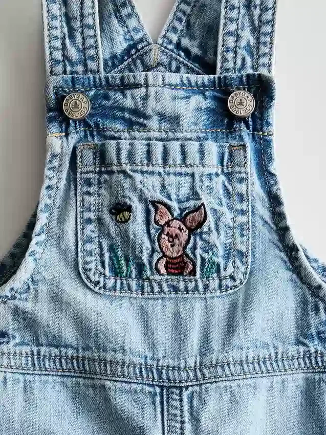 Baby-Jeans-Latzhose mit Winnie-Puuh-Motiv