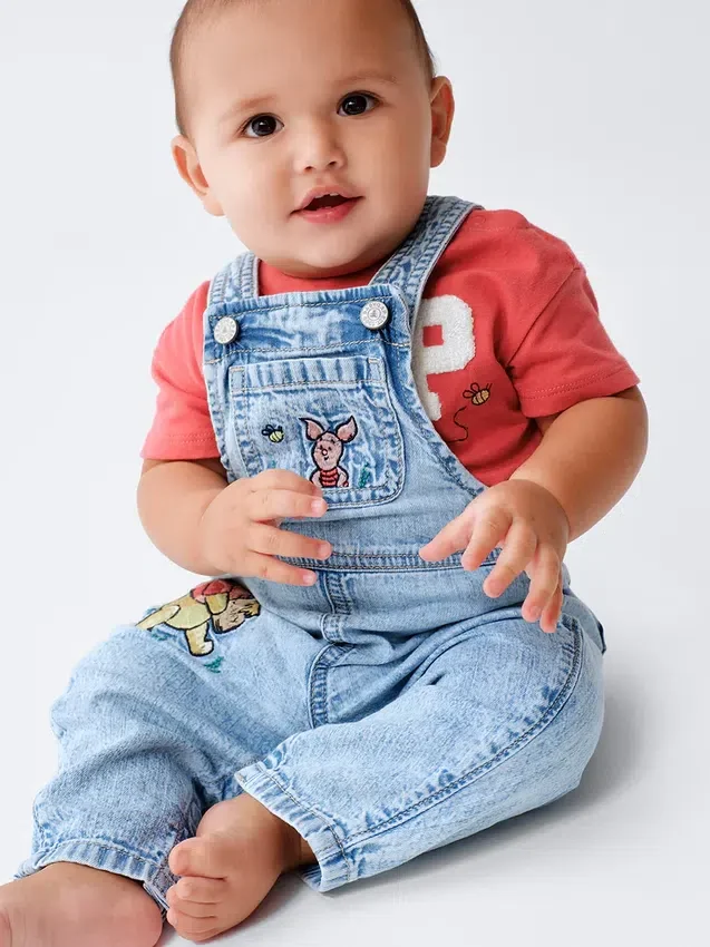 Baby-Jeans-Latzhose mit Winnie-Puuh-Motiv