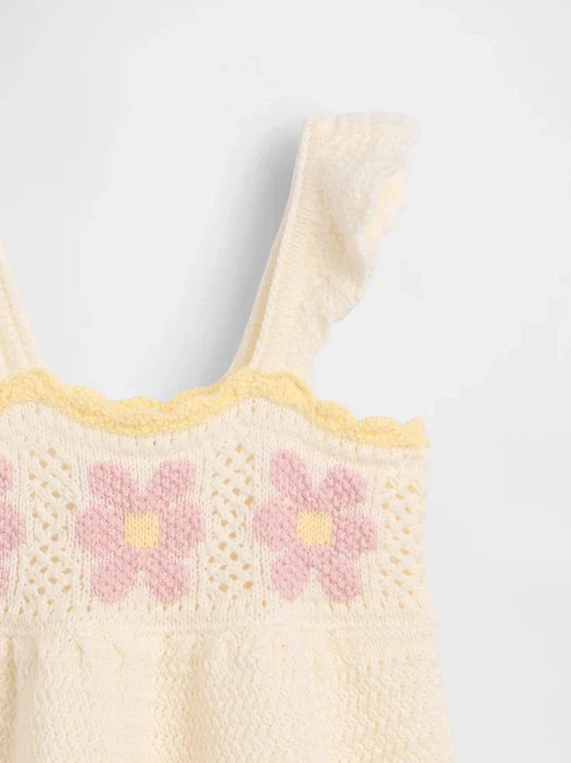Baby-Kleid mit gehäkelten Blumen