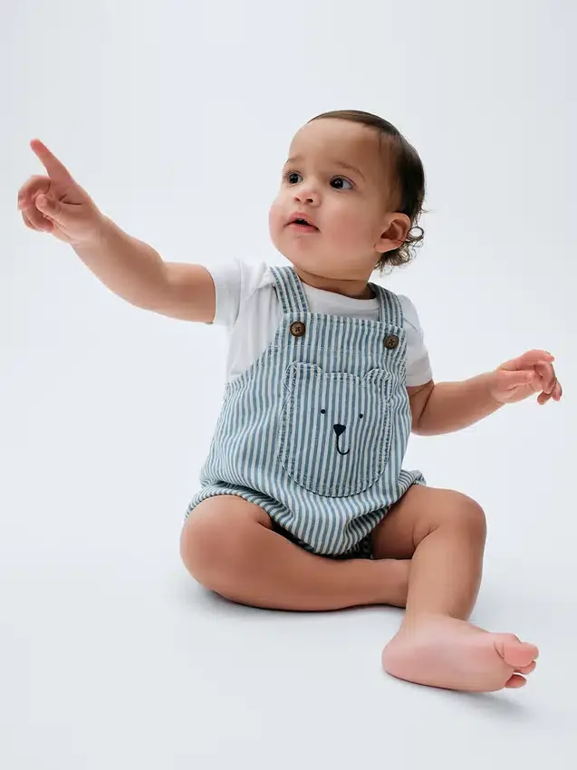Baby-Latzhose aus Denim mit Streifen und Bären-Aufnäher
